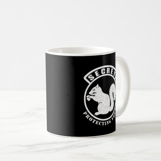 Geheimquirrel-Patch schützt Ihre Nüsse Kaffeetasse (VorderseiteRechts)