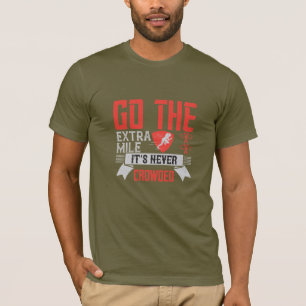 Gehen Sie die zusätzliche Meile, die nie überfü T-Shirt