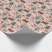 Gehen Sie durch den Wald auf hellrosa Geschenkpapier (Ecke)