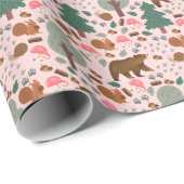 Gehen Sie durch den Wald auf hellrosa Geschenkpapier (Rolleneckpunkt)