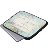 Gehen Sie hinaus und erforschen Sie Zitat und Laptopschutzhülle (Vorne Knopf)