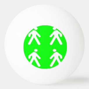 Gehen Sie im Grünen Tischtennisball
