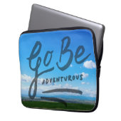 Gehen Sie ist abenteuerlich Laptopschutzhülle (Vorderseite Links)