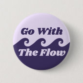 Gehen Sie mit dem Lila Wave-Slogan "Flow Menstruat Button (Vorderseite)