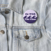 Gehen Sie mit dem Lila Wave-Slogan "Flow Menstruat Button (Beispiel)
