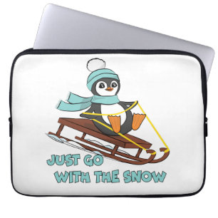 Gehen Sie mit dem Niedlichen Pinguin im Schneeschu Laptopschutzhülle