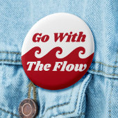 Gehen Sie mit dem Slogan "Flow Menstruation Red Wa Button