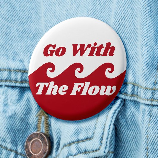 Gehen Sie mit dem Slogan "Flow Menstruation Red Wa Button