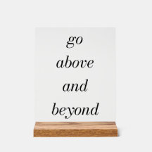 Gehen Sie über das Akryllische Zeichen hinaus