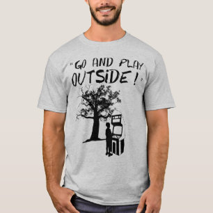 Gehen Sie und spielen Sie draußen! T-Shirt
