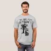 Gehen Sie und spielen Sie draußen! T-Shirt (Vorne ganz)