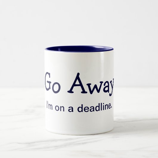 Gehen Sie weg. Ich bin auf einer Frist. (Tasse) Zweifarbige Tasse (Mittel)