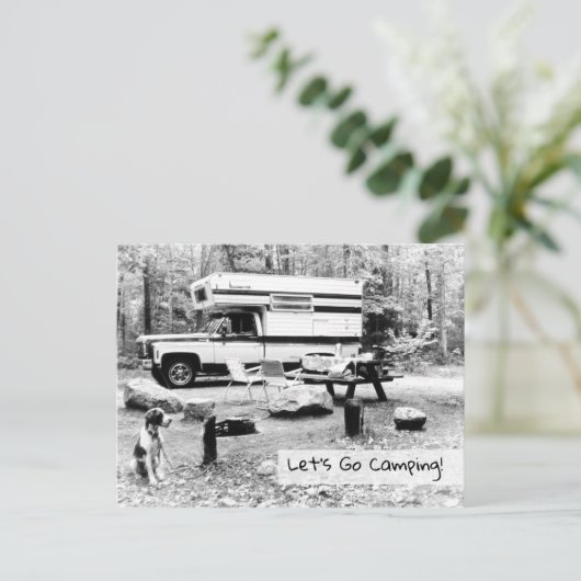 Gehen wir ins Camping, Retro Travel Monochrome Einladungspostkarte (Stehend Vorderseite)