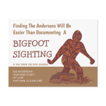 Gehende Sasquatch niedliche lustige neue Adresse