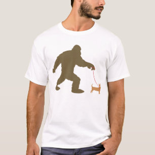 Gehender Bigfoot ein Chiweenie T-Shirt