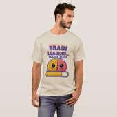 Gehirn lädt… Bitte warten – Lustiges Schul-T-Shirt T-Shirt (Vorne ganz)