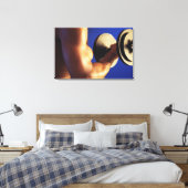 gehobener Schuss des Menschen, der Gewichte anhebt Leinwanddruck (Insitu (Schlafzimmer))