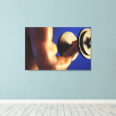 gehobener Schuss des Menschen, der Gewichte anhebt Leinwanddruck (Insitu (Holzboden))