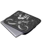 Gehörnter Wintersatyr — von BurnsInHell Laptopschutzhülle (Vorne Knopf)