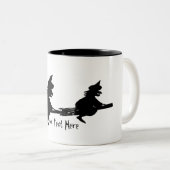 geile Hexen auf Broomsticks Spaß für Halloween Zweifarbige Tasse (VorderseiteRechts)