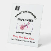 Geimpfte Geschäftsmitarbeiter gegen das Covid-Logo Sockelschild (Vorderseite)