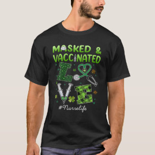 Geimpfte Masked St Patricks Day Scrub Tops Frauen