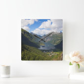 Geiranger Fjord landscape, Norway Quadratische Wanduhr (Zuhause)