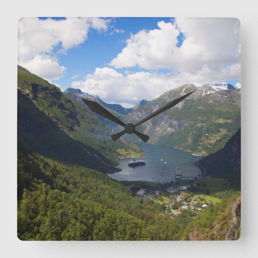 Geiranger Fjord landscape, Norway Quadratische Wanduhr (Vorderseite)