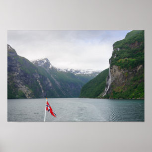Geiranger Fjord mit norwegischem Flaggenposter Poster