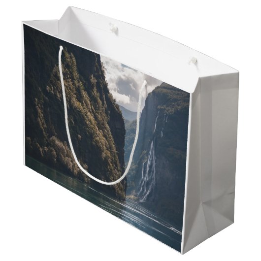Geiranger Fjord Norwegen Große Geschenktüte (Rückseite Schrägansicht)