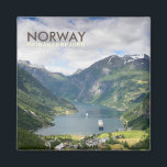 Geirangerfjord-Ansicht des norwegischen Quadrattex Magnet<br><div class="desc">Platz Souvenir Foto Magnet des berühmten Fjord Geirangerfjord,  ein Kreuzfahrtschiff und das Dorf Geiranger zwischen den Bergen in Norwegen mit dem Text: 'NORWAY,  Geirangerfjord'.</div>