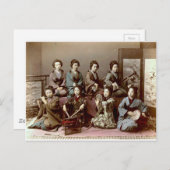Geisha Girls Playing Instruments - Kusakabe Kimbei Postkarte (Vorne/Hinten)