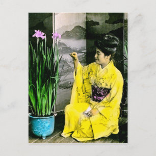 Geisha in gelbem Kimono arrangiert Blumen Vintage Postkarte