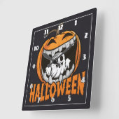 Geist, der aus einem riesigen Halloween-Kürbis her Quadratische Wanduhr (Winkel)