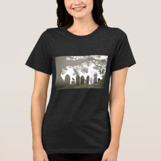 Geister auf einem Friedhof Tri-Blend Shirt