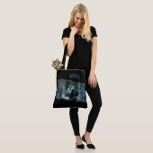 Geister-Mädchen in Blau – Unheimliche Surreal-Kuns Tasche (Am Model)