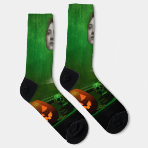 Geisterfrau am Mantel auf Socken