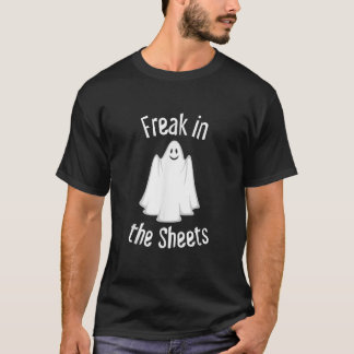 Geisterfreak in den Laken Lustiges Halloween-Kostü T-Shirt