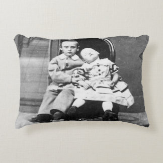 Geisterhaftes Vintage-Porträt von Geschwistern  Dekokissen