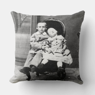 Geisterhaftes Vintage-Porträt von Geschwistern Kissen