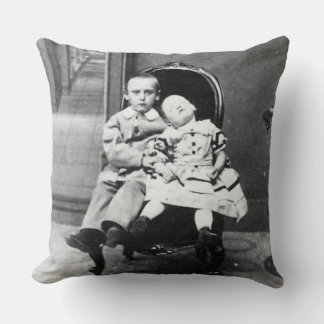 Geisterhaftes Vintage-Porträt von Geschwistern  Kissen