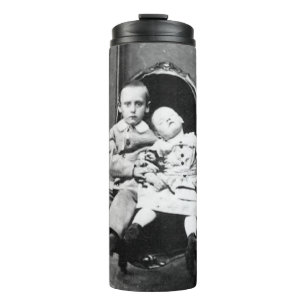Geisterhaftes Vintage-Porträt von Geschwistern  Thermosbecher