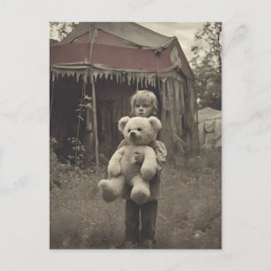Geisterkind beim abandonierten Vintagen Zirkuszent Postkarte