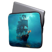 Geisterschiff im Sturmgewässer-Design Laptopschutzhülle (Vorderseite Links)