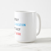 Geistig im Urlaub, körperlich bei der Arbeit – Lus Kaffeetasse (VorderseiteRechts)