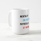 Geistig im Urlaub, körperlich bei der Arbeit – Lus Kaffeetasse (Vorderseite Links)