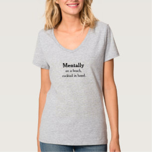 Geistig mit Cocktail in der Hand auf einem Strand T-Shirt