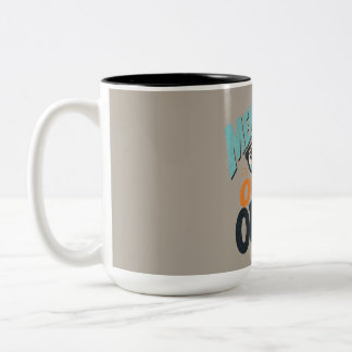 Geistig nicht im Büro Zweifarbige Tasse