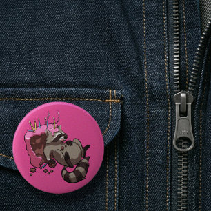 Geiziger Waschbär voller Geburtstagskuchen Cartoon Button