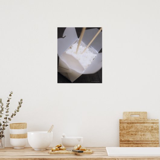 Gekochter Reis in einem To-go-Container Poster (Küche)